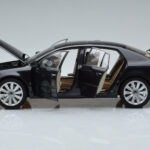 Volkswagen Phaeton V6 Mazeppa Harmaa Kyosho 1:18 - image 4 of 9