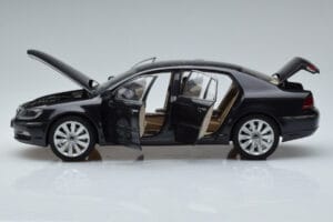 Volkswagen Phaeton V6 Mazeppa Harmaa Kyosho 1:18 08831MBK Metalli — kuva 4 / 9