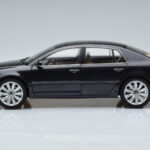 Volkswagen Phaeton V6 Mazeppa Harmaa Kyosho 1:18 - image 5 of 9