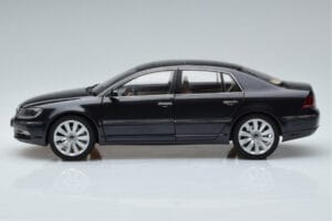 Volkswagen Phaeton V6 Mazeppa Harmaa Kyosho 1:18 08831MBK Metalli — kuva 5 / 9