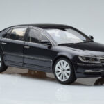 Volkswagen Phaeton V6 Mazeppa Harmaa Kyosho 1:18 - image 6 of 9