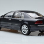 Volkswagen Phaeton V6 Mazeppa Harmaa Kyosho 1:18 - image 7 of 9