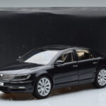 Volkswagen Phaeton V6 Mazeppa Harmaa Kyosho 1:18 - image 9 of 9