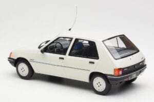 Peugeot 205 Junior Valkoinen Otto 1:18 OT463 Hartsi — kuva 5 / 6