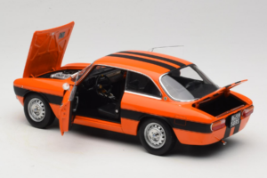 Alfa Romeo 2000 GTV Oranssi Norev 1:18 187918 Metalli — kuva 5 / 8