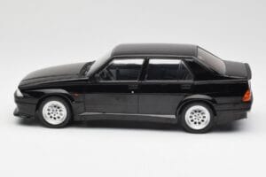 Alfa Romeo 75 Turbo Evoluzione Musta MCG 1:18 MCG18429 Metalli — kuva 3 / 6
