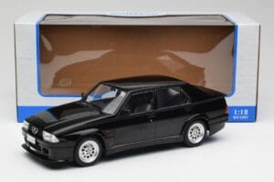 Alfa Romeo 75 Turbo Evoluzione Musta MCG 1:18 MCG18429 Metalli — kuva 6 / 6