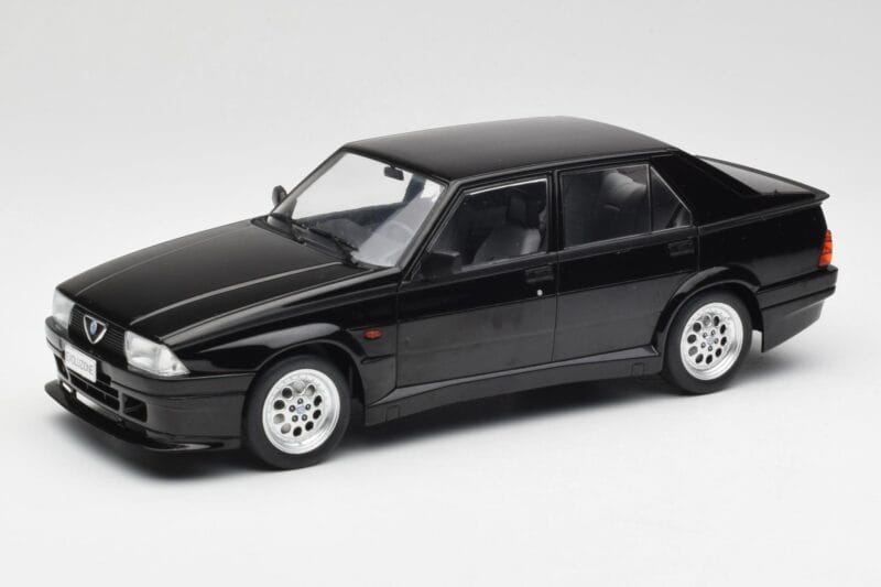 Alfa Romeo 75 Turbo Evoluzione Musta MCG 1:18 MCG18429 Metalli