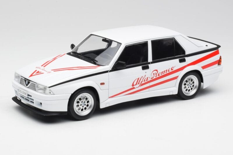 Alfa Romeo 75 Turbo Evoluzione Valkoinen MCG 1:18 MCG18430 Metalli
