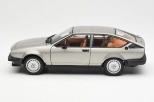 Alfa Romeo Alfetta GTV 2.0 Harmaa Metallic AUTOart 1:18 70147 Metalli — kuva 4 / 8