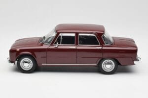 Alfa Romeo Giulia 1300 Tummanpunainen Minichamps 1:18 180120906 Metalli — kuva 4 / 8