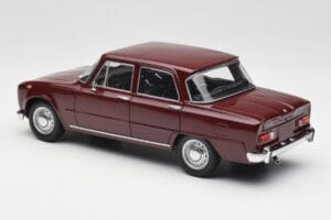 Alfa Romeo Giulia 1300 Tummanpunainen Minichamps 1:18 180120906 Metalli — kuva 7 / 8