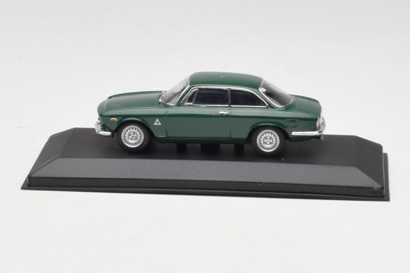 Alfa Romeo Giulia GTA 1300 Junior Vihreä Minichamps 1:43 ALFA010 Metalli