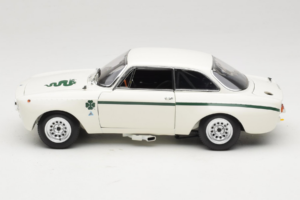 Alfa Romeo GTA 1300 Junior Valkoinen Minichamps 1:18 100120501 Metalli — kuva 4 / 8