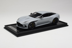 Aston Martin DB12 Nardo Gray MotorHelix 1:18 MH027NG Hartsi — kuva 2 / 7