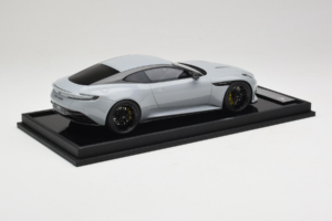 Aston Martin DB12 Nardo Gray MotorHelix 1:18 MH027NG Hartsi — kuva 3 / 7