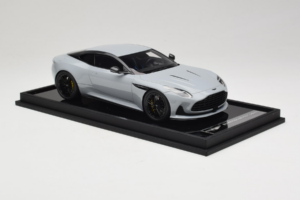 Aston Martin DB12 Nardo Gray MotorHelix 1:18 MH027NG Hartsi — kuva 4 / 7