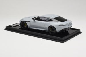 Aston Martin DB12 Nardo Gray MotorHelix 1:18 MH027NG Hartsi — kuva 5 / 7