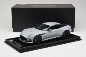Aston Martin DB12 Nardo Gray MotorHelix 1:18 MH027NG Hartsi — kuva 7 / 7