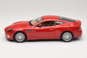 Aston Martin V12 Vanquish Punainen Bburago 1:18 33334063 Metalli — kuva 4 / 8
