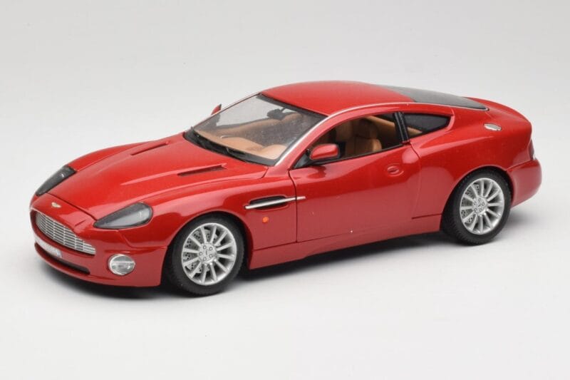 Aston Martin V12 Vanquish Punainen Bburago 1:18 34063 Metalli