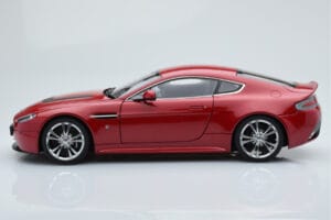 Aston Martin V12 Vantage Punainen AUTOart 1:18 70208 Metalli — kuva 4 / 8