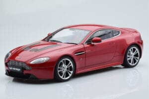 Aston Martin V12 Vantage Punainen AUTOart 1:18 70208 Metalli