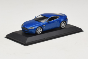 Aston Martin V8 Vantage Blue Metallic Minichamps 1:43 400137422 Metalli — kuva 2 / 4