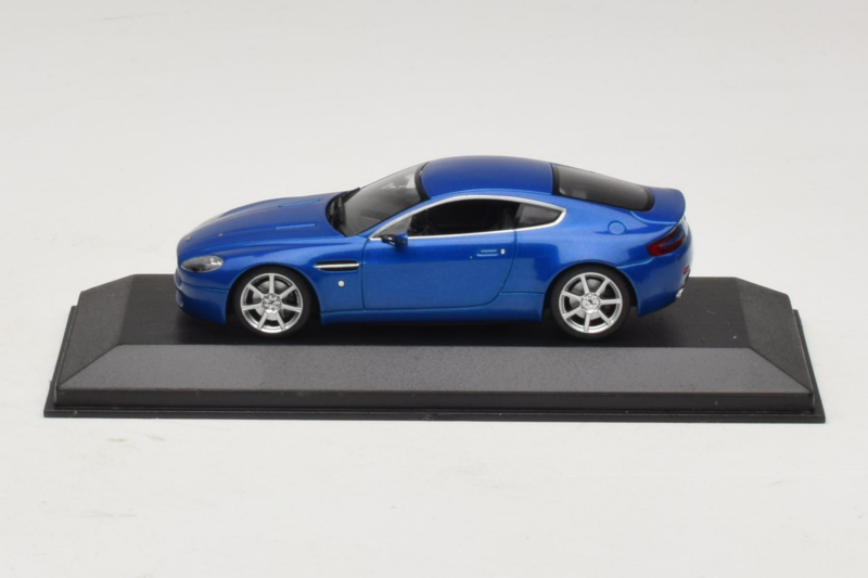 Aston Martin V8 Vantage Blue Metallic Minichamps 1:43 400137422 Metalli