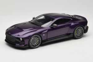 Aston Martin Valour Tummansininen GT Spirit 1:18 GT944 Hartsi