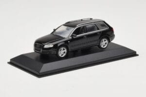 Audi A4 B7 Avant Musta Minichamps 1:43 AUDI008 Metalli — kuva 2 / 3