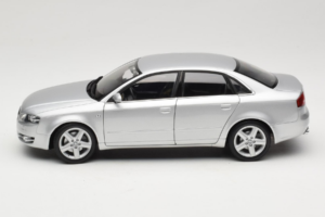 Audi A4 B7 Hopea Minichamps 1:18 100014402 Metalli — kuva 4 / 8