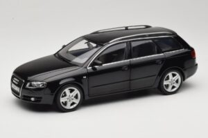 Audi A4 B8 Avant 3.2 Quattro Musta Minichamps 1:18 5010404225 Metalli