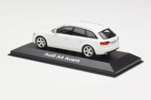 Audi A4 B8 Avant Ibis White Minichamps 1:43 5010804213 Metalli — kuva 3 / 4