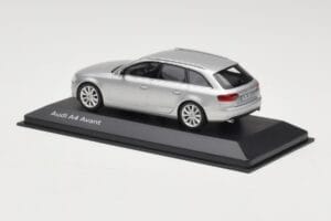 Audi A4 B8 Avant Ice Silver Minichamps 1:43 5011204213 Metalli — kuva 3 / 4