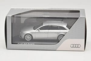 Audi A4 B8 Avant Ice Silver Minichamps 1:43 5011204213 Metalli — kuva 4 / 4