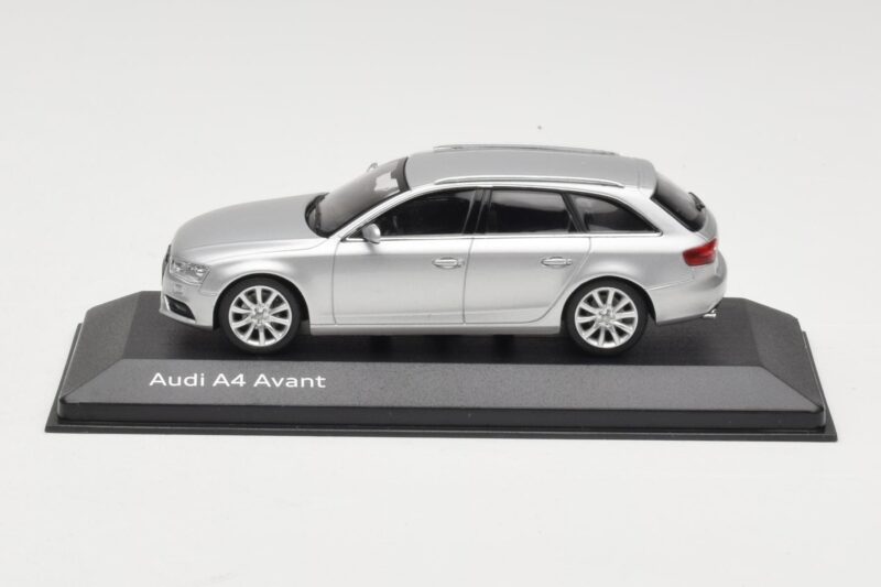 Audi A4 B8 Avant Ice Silver Minichamps 1:43 5011204213 Metalli