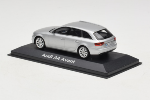 Audi A4 B8 Avant Ice Silver Minichamps 1:43 5011204213-R1 Metalli — kuva 3 / 4