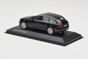 Audi A4 B8 Avant Phantom Black Minichamps 1:43 5011204223 Metalli — kuva 3 / 4