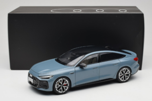 Audi A5L Sportback Harmaansininen OEM 1:18 ZAM60004B Metalli — kuva 8 / 8