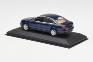 Audi A6 C5 Tummansininen Minichamps 1:43 132093 Metalli — kuva 3 / 4