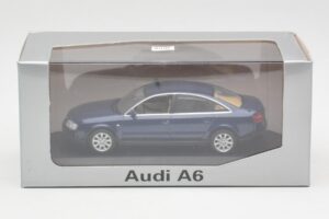 Audi A6 C5 Tummansininen Minichamps 1:43 132093 Metalli — kuva 4 / 4