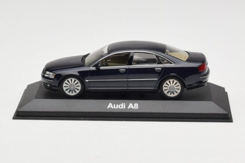 Audi A8 D3 Blue Metallic Light Interior Minichamps 1:43 20000001386003 Metalli