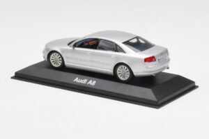 Audi A8 D3 Hopea Minichamps 1:43 20000001386001 Metalli — kuva 3 / 4