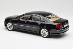 Audi A8 D3 W12 Musta Kyosho 1:18 09212BK Metalli — kuva 7 / 8