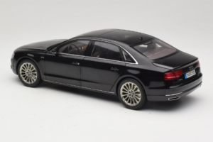 Audi A8L D3 W12 Phantom Black Kyosho 1:18 5011008125 Metalli — kuva 7 / 8