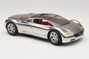 Audi Avus Quattro Chrome Silver Revell 1:18 08913-C1 Metalli — kuva 6 / 8