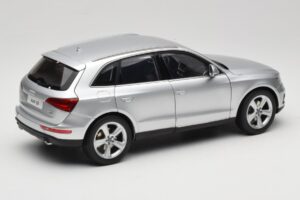 Audi Q5 8R Ice Silver Kyosho 1:18 09242IS Metalli — kuva 3 / 8