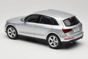 Audi Q5 8R Ice Silver Kyosho 1:18 09242IS Metalli — kuva 7 / 8