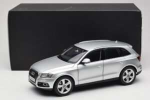 Audi Q5 8R Ice Silver Kyosho 1:18 09242IS Metalli — kuva 8 / 8